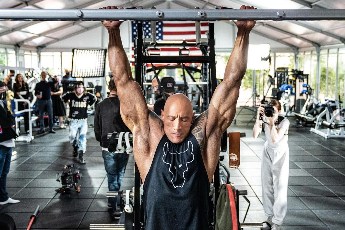 Dwayne Johnson, 'The Rock', impressiona fãs ao mostrar calos nas mãos por  excesso de exercício - SIC