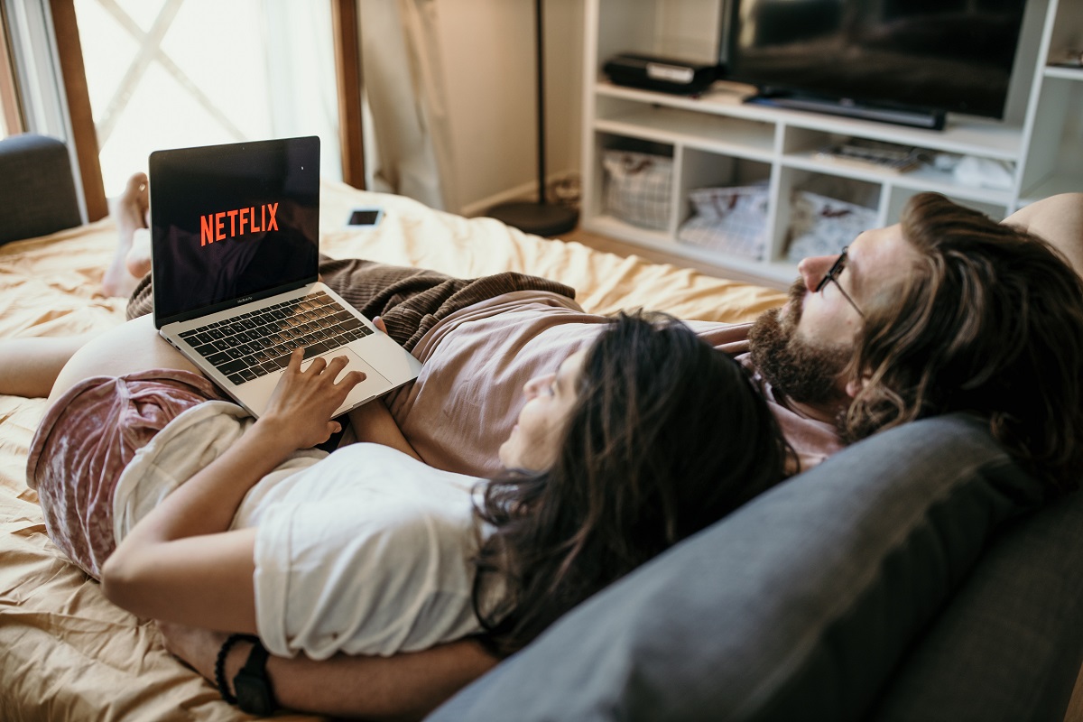 Conheça séries picantes da Netflix para esquentar a relação - NSC Total