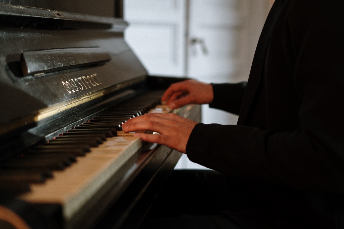 Pessoa tocando piano jogo de criatividade gerar ai